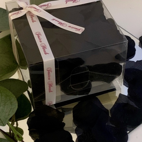 Boxed Silk Rose Petals - Black - Picture 1 of 2